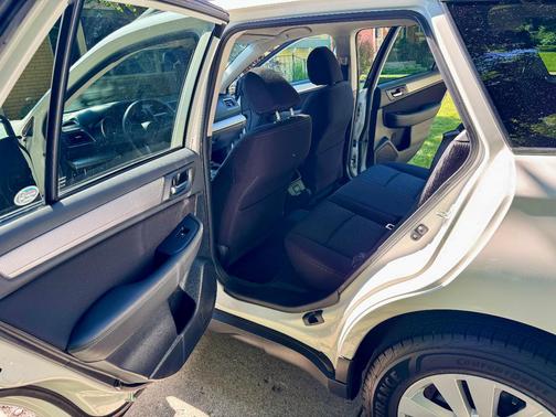 White 2018 Subaru Outback 2.5i Premium