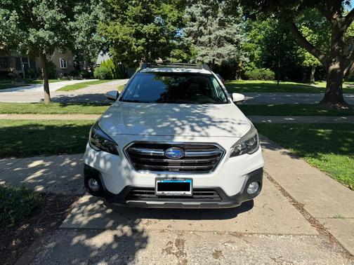 White 2018 Subaru Outback 2.5i Premium
