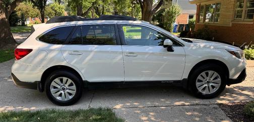 White 2018 Subaru Outback 2.5i Premium