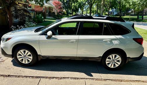White 2018 Subaru Outback 2.5i Premium
