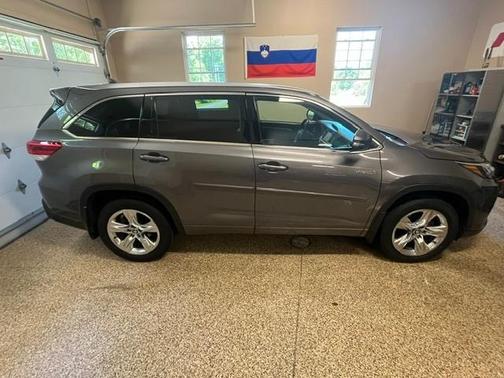 Gray 2018 Toyota Highlander Hybrid Limited