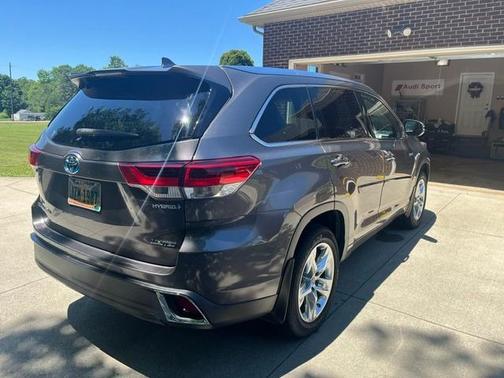Gray 2018 Toyota Highlander Hybrid Limited