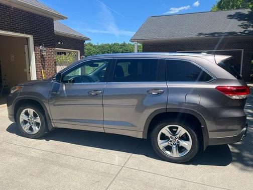 Gray 2018 Toyota Highlander Hybrid Limited