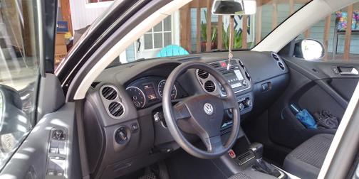 Photo 3 of 3 of 2010 Volkswagen Tiguan S