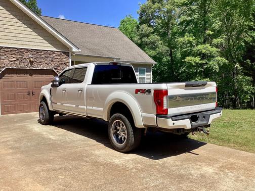 White 2017 Ford F-250 Platinum