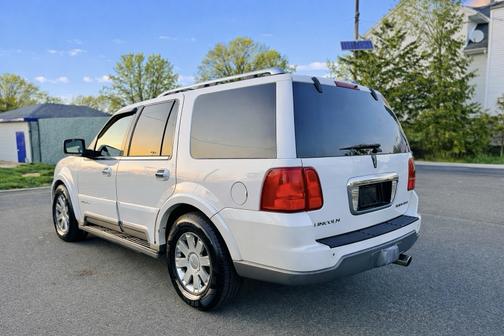 White 2003 Lincoln Navigator Base