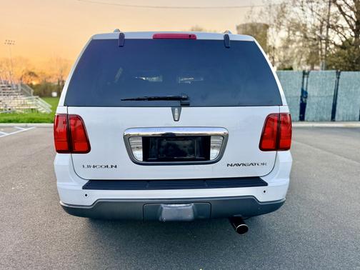 White 2003 Lincoln Navigator Base