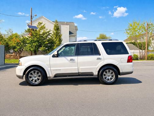 White 2003 Lincoln Navigator Base