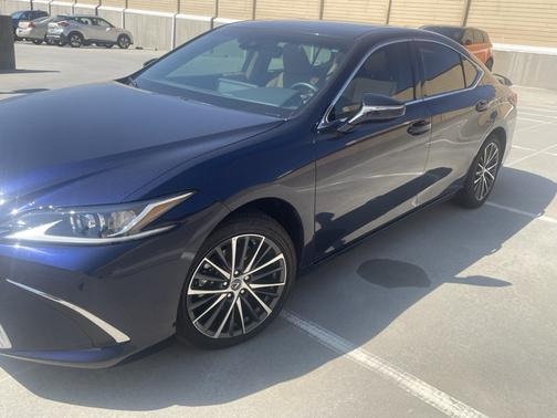 2025 Lexus ES 300h Base