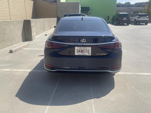 2025 Lexus ES 300h Base