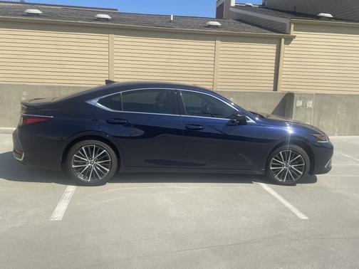 2025 Lexus ES 300h Base