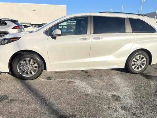 2025 Toyota Sienna XLE