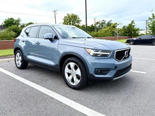 2021 Volvo XC40 T5 Momentum