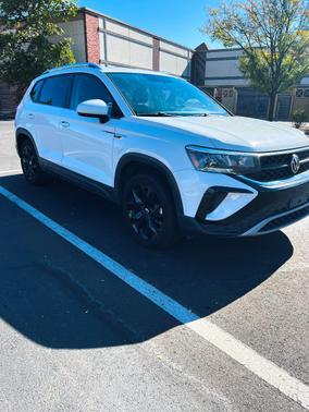 White 2022 Volkswagen Taos 1.5T SE