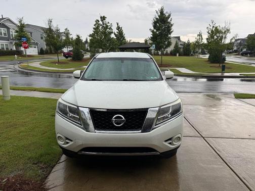 White 2014 Nissan Pathfinder S