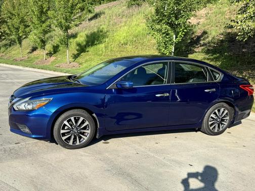 Blue 2016 Nissan Altima 2.5 SR