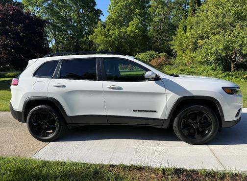White 2019 Jeep Cherokee Latitude Plus