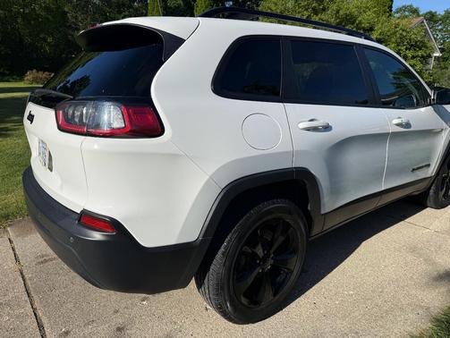 White 2019 Jeep Cherokee Latitude Plus