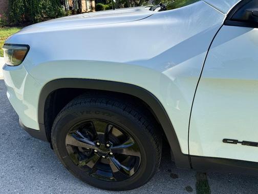 White 2019 Jeep Cherokee Latitude Plus