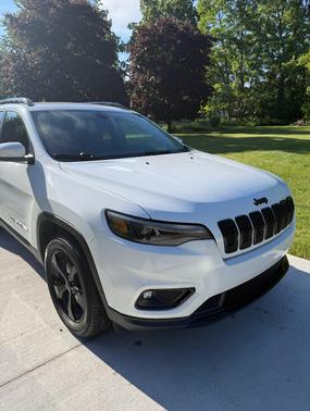 White 2019 Jeep Cherokee Latitude Plus