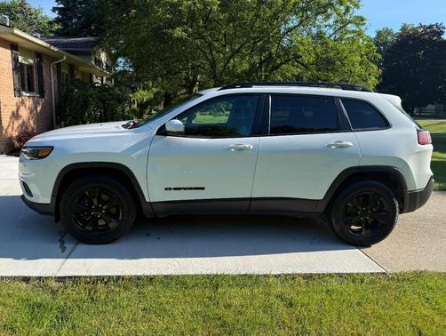 White 2019 Jeep Cherokee Latitude Plus