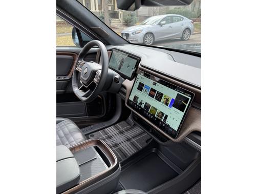 2025 Rivian R1S Ascend Tri-Motor Max Pack