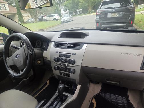 Beige 2008 Ford Focus S