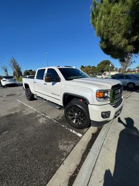 White 2018 GMC Sierra 2500 Denali