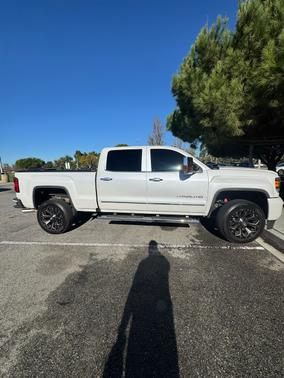 White 2018 GMC Sierra 2500 Denali
