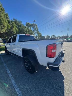 White 2018 GMC Sierra 2500 Denali