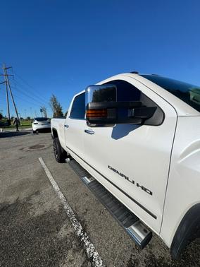 White 2018 GMC Sierra 2500 Denali
