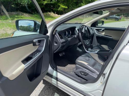 Silver 2011 Volvo XC60 3.2 R-Design