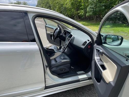 Silver 2011 Volvo XC60 3.2 R-Design