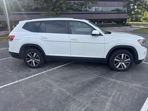 White 2023 Volkswagen Atlas 2.0T SE
