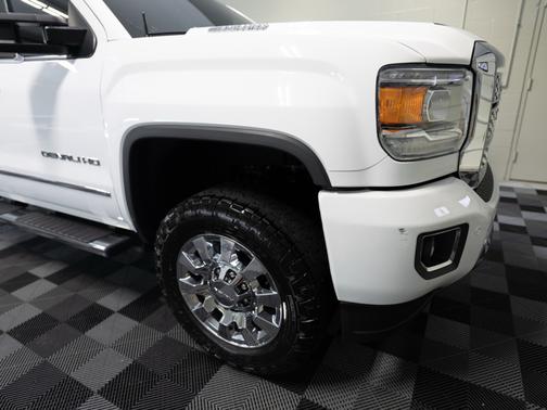 White 2018 GMC Sierra 2500 Denali