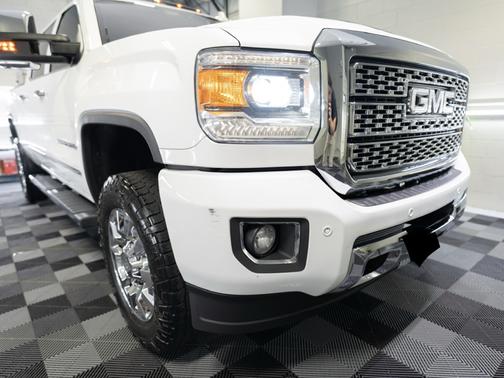 White 2018 GMC Sierra 2500 Denali