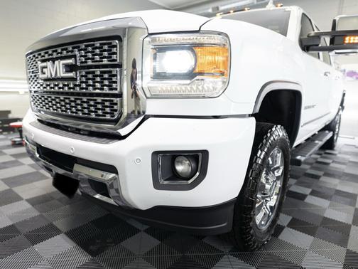 White 2018 GMC Sierra 2500 Denali