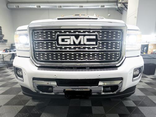 White 2018 GMC Sierra 2500 Denali