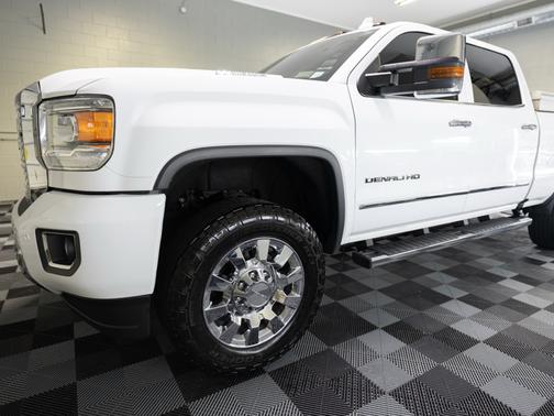 White 2018 GMC Sierra 2500 Denali