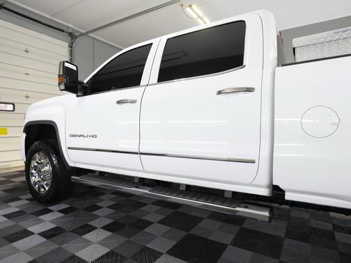 White 2018 GMC Sierra 2500 Denali