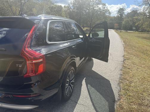 2022 Volvo XC90 T5 Momentum