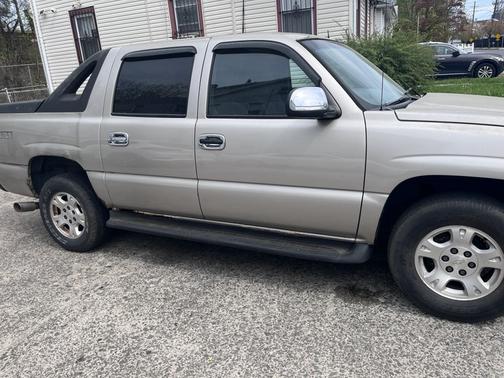 Beige 2004 Chevrolet Avalanche 1500