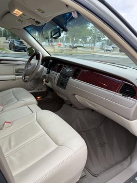 2004 Lincoln Town Car Base
