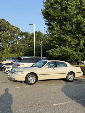 2004 Lincoln Town Car Base