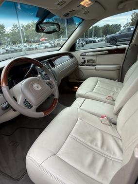 2004 Lincoln Town Car Base