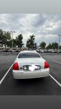 2004 Lincoln Town Car Base