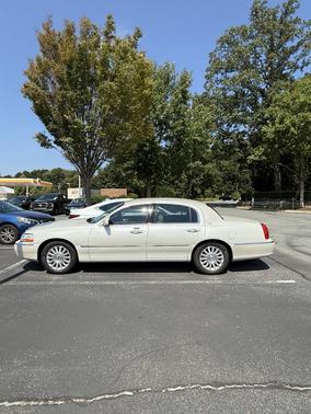 2004 Lincoln Town Car Base