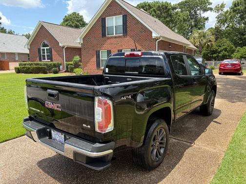 Black 2020 GMC Canyon SLE