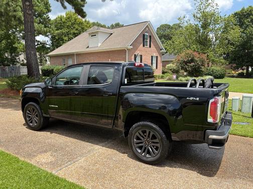 Black 2020 GMC Canyon SLE