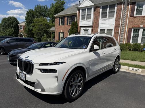White 2023 BMW X7 xDrive40i